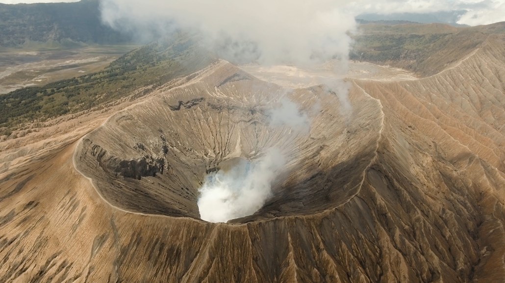 冒烟的火山排放物